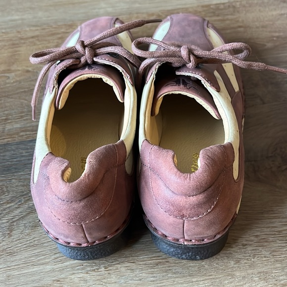 La New SZ 6 two tone tie shoe.  Great condition. - Picture 2 of 7